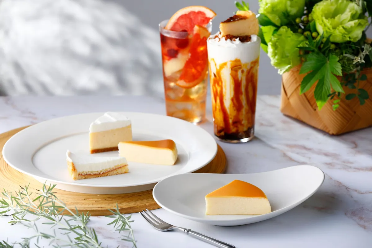 上品にカットされたチーズケーキと爽やかなドリンクのセット