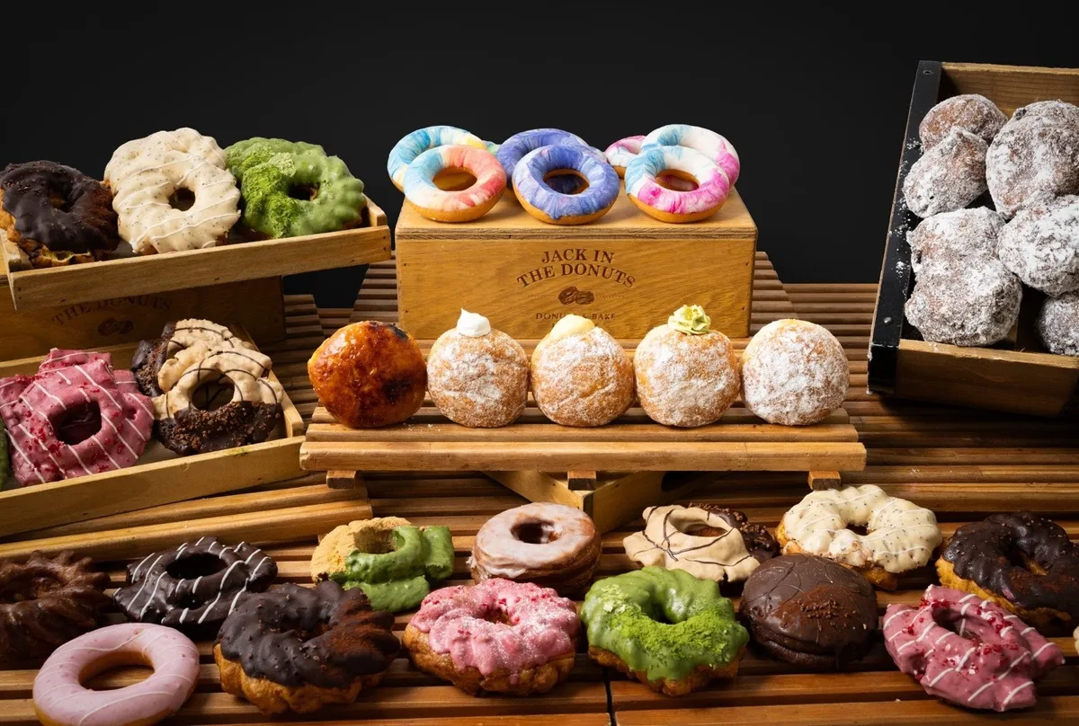 JACK IN THE DONUTSのカラフルで多様なドーナツが並ぶディスプレイ