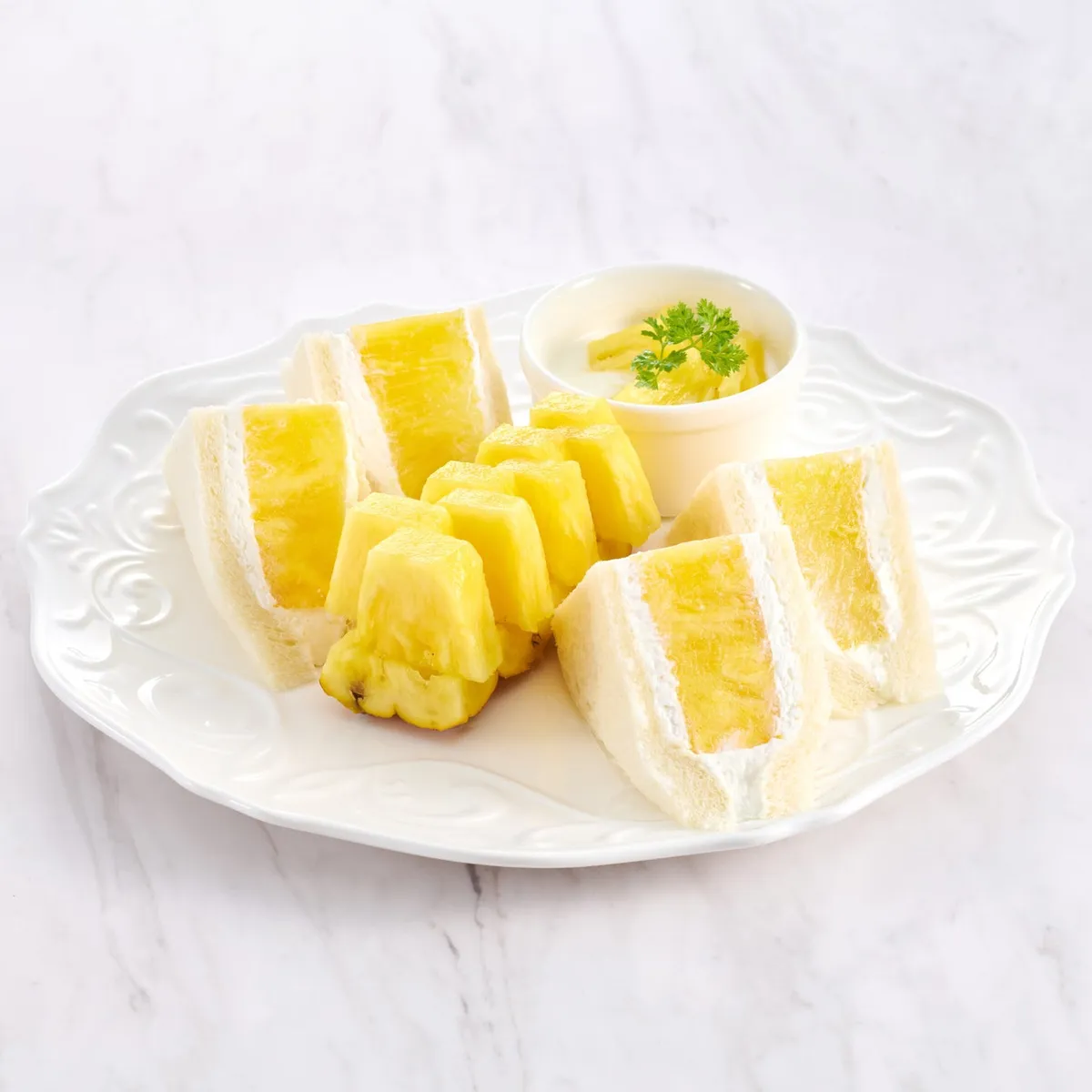 大きなパイナップルがサンドされたフルーツサンド