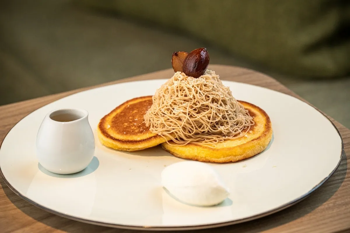 ふわふわパンケーキにたっぷりのモンブランクリームをのせた一皿