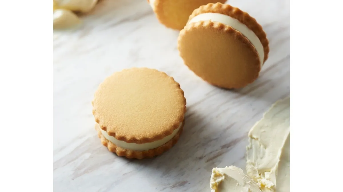 厚みのあるレアチーズケーキをサンドしたバターサブレ