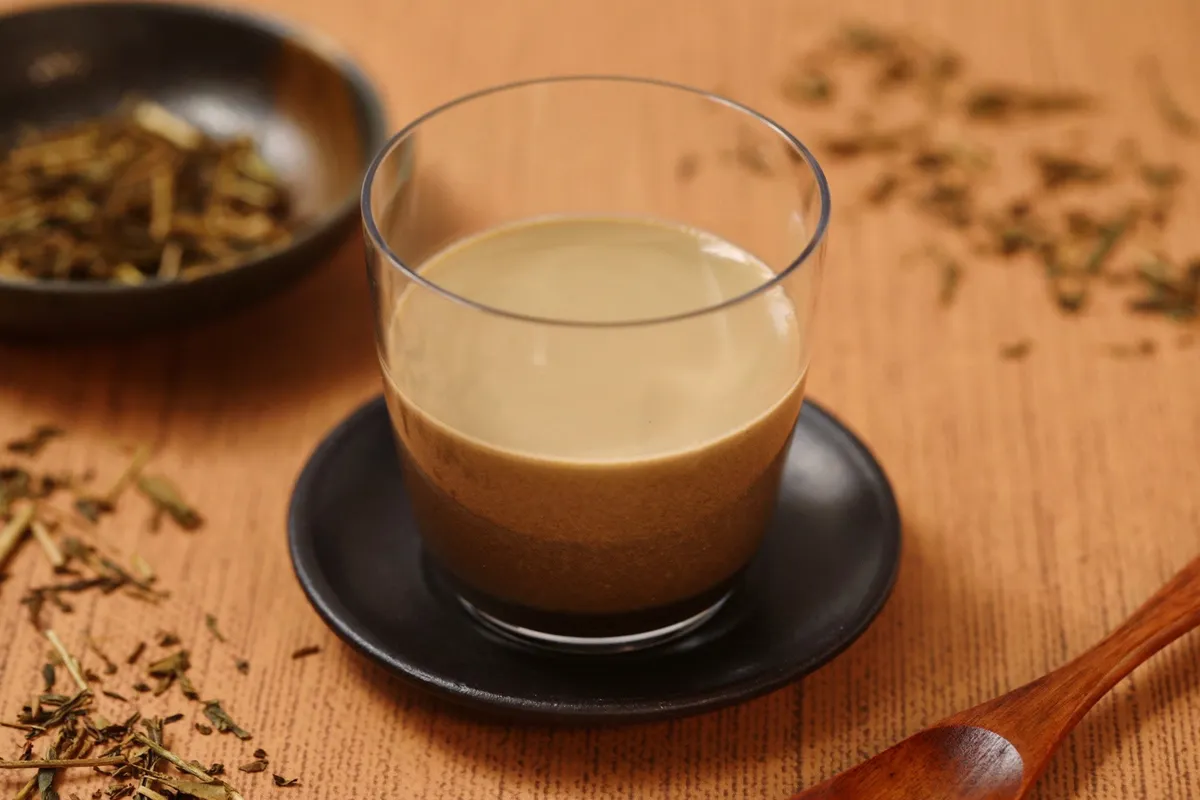 落ち着いた茶色のグラデーションが美しいほうじ茶ラテプリン