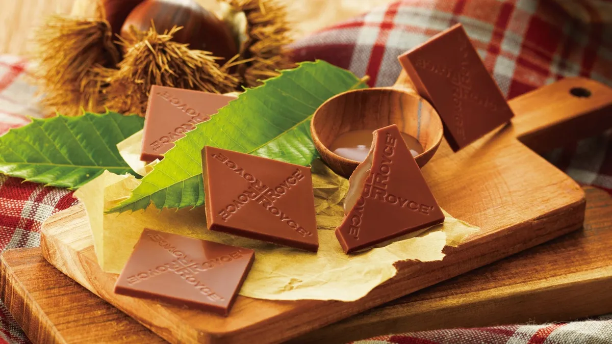 薄いチョコレートから溢れ出す栗のソース