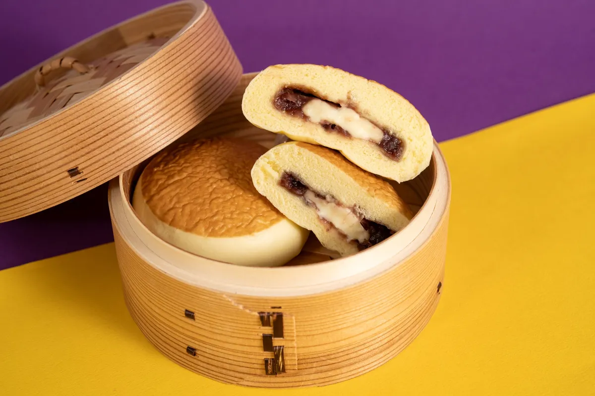 せいろに入った、ふんわり黄金色のホットケーキまんと断面から覗くあんバター