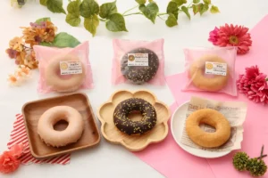 セブンから「もちもち食感どーなつ」3種が新登場！国産米粉のしっとり弾力に夢中になっちゃう。