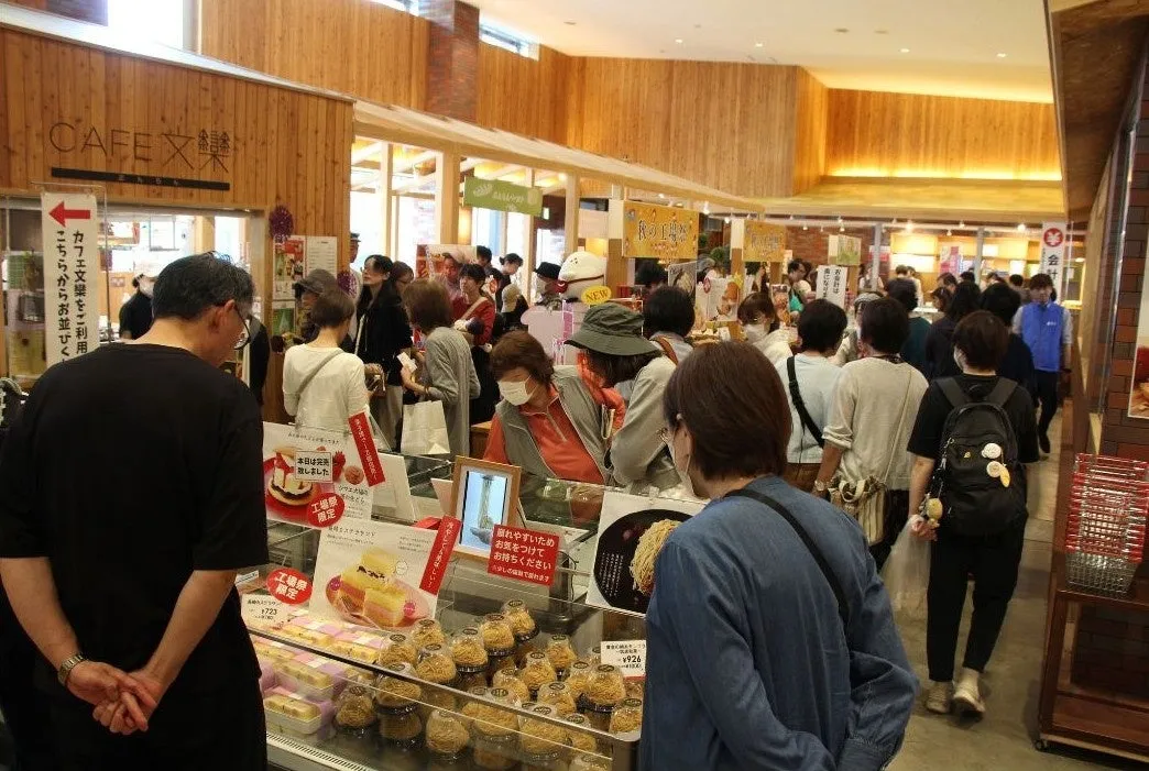 ショーケースに並ぶ限定ケーキと賑わう店内