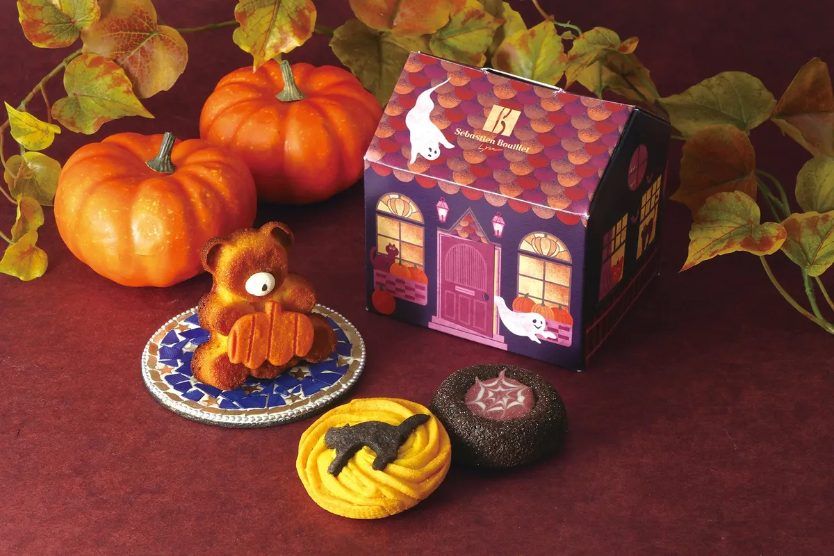 ハウス型ボックスに入ったハロウィンアソートの焼き菓子