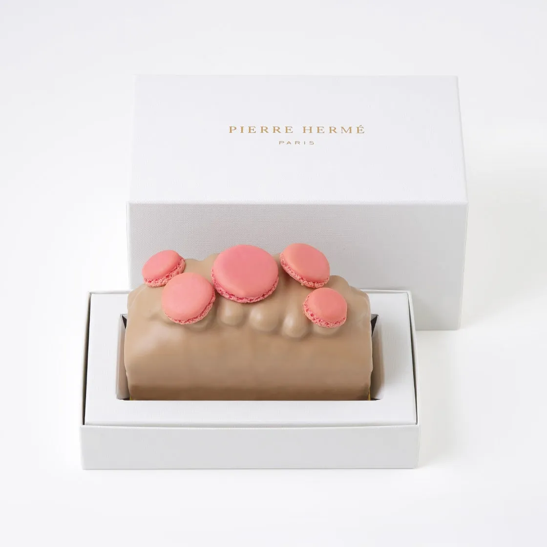 日本初登場の限定パウンドケーキ『ケーク ポンポーザ』。ピンクのミニマカロンがトッピングされた贅沢な見た目