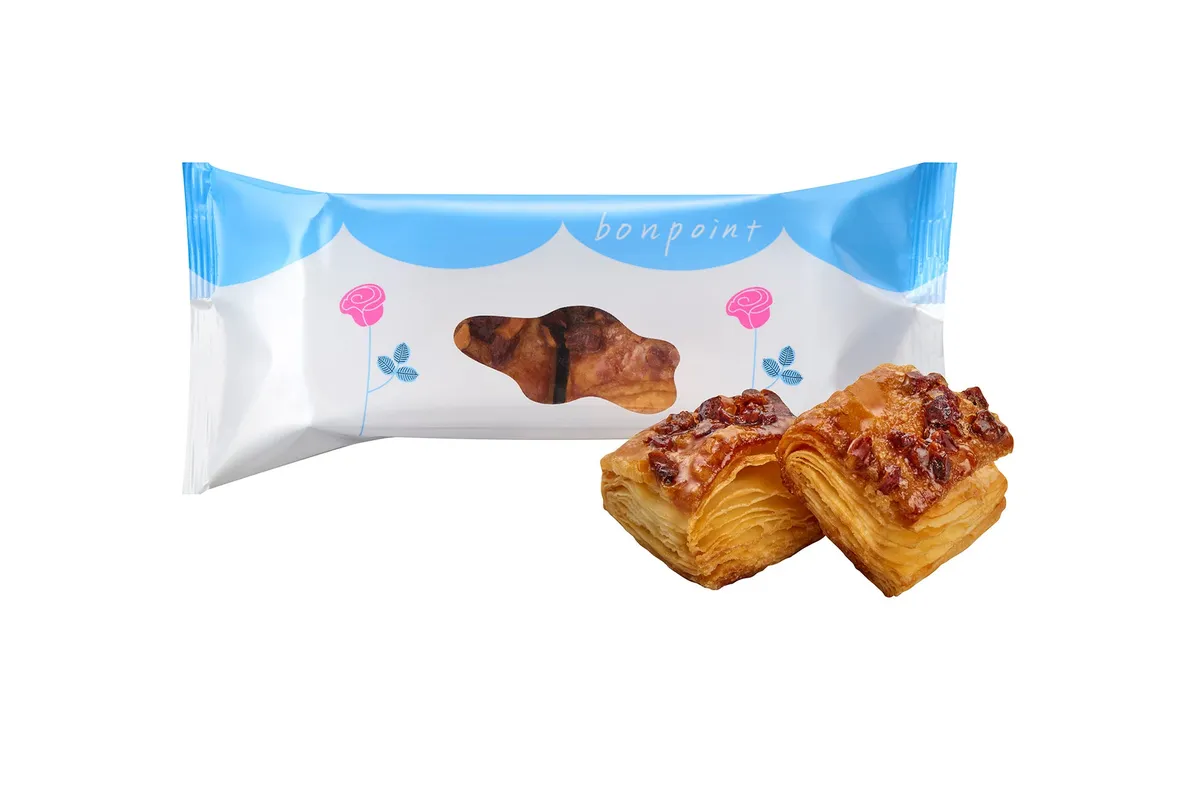 層が重なるパイの断面と可愛らしい一袋のパッケージ