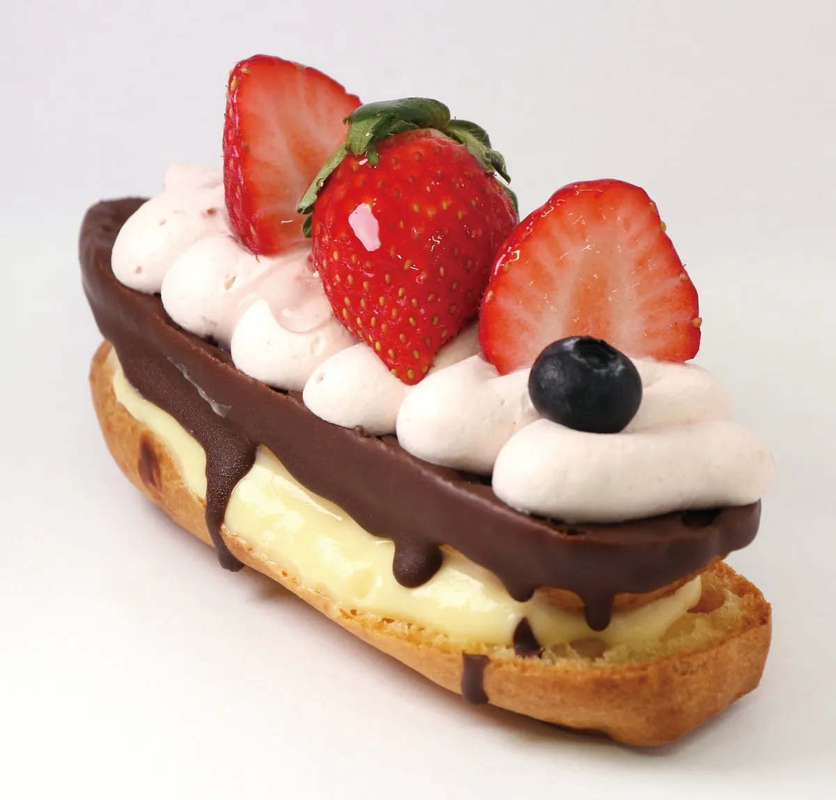 苺とベリーがのった華やかな限定エクレア