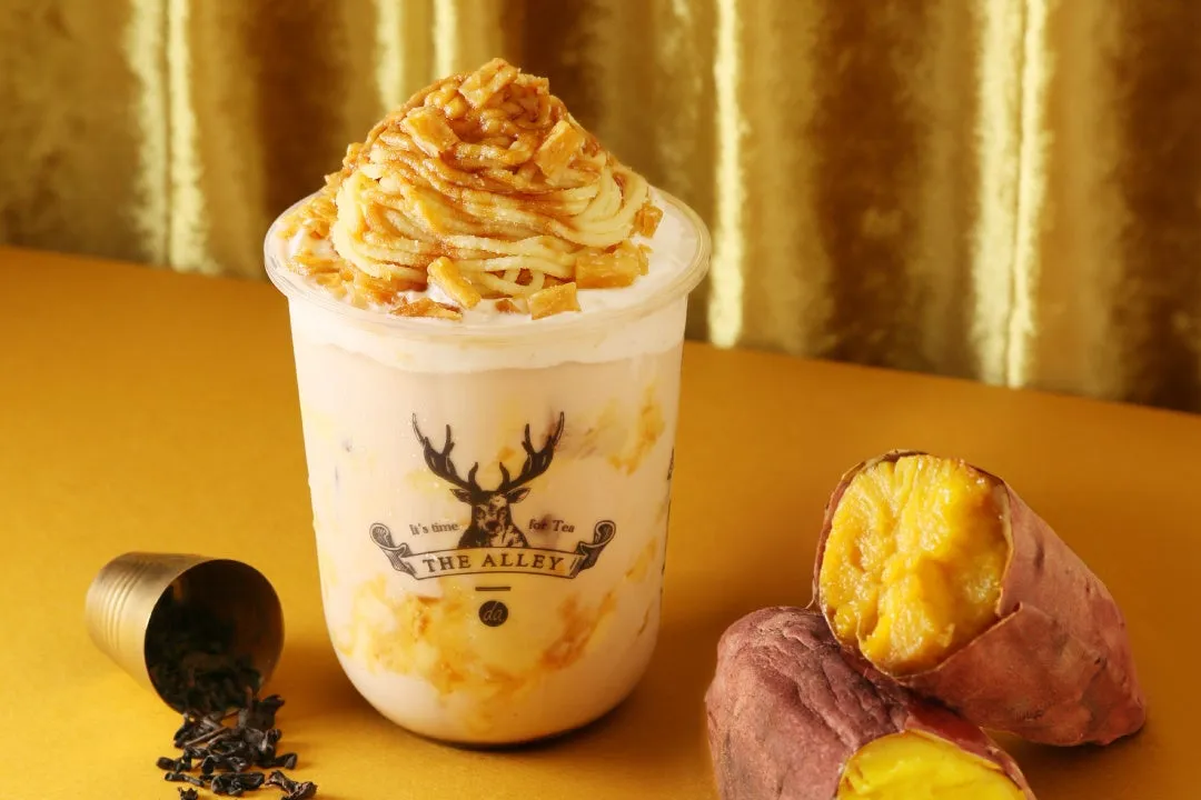 THE ALLEYの新作、さつま芋モンブランミルクティーのアップ。濃厚なクリームと芋けんぴのトッピングが食欲をそそります。