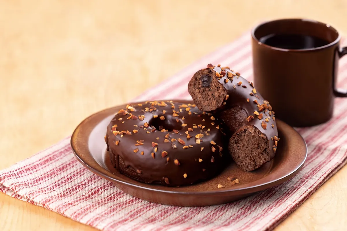アーモンド＆チョコドーナツの断面とコーヒー