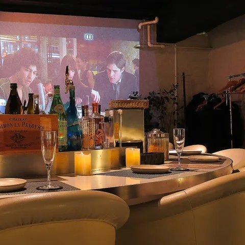 Ark Lounge 新宿西口店のラグジュアリーな店内