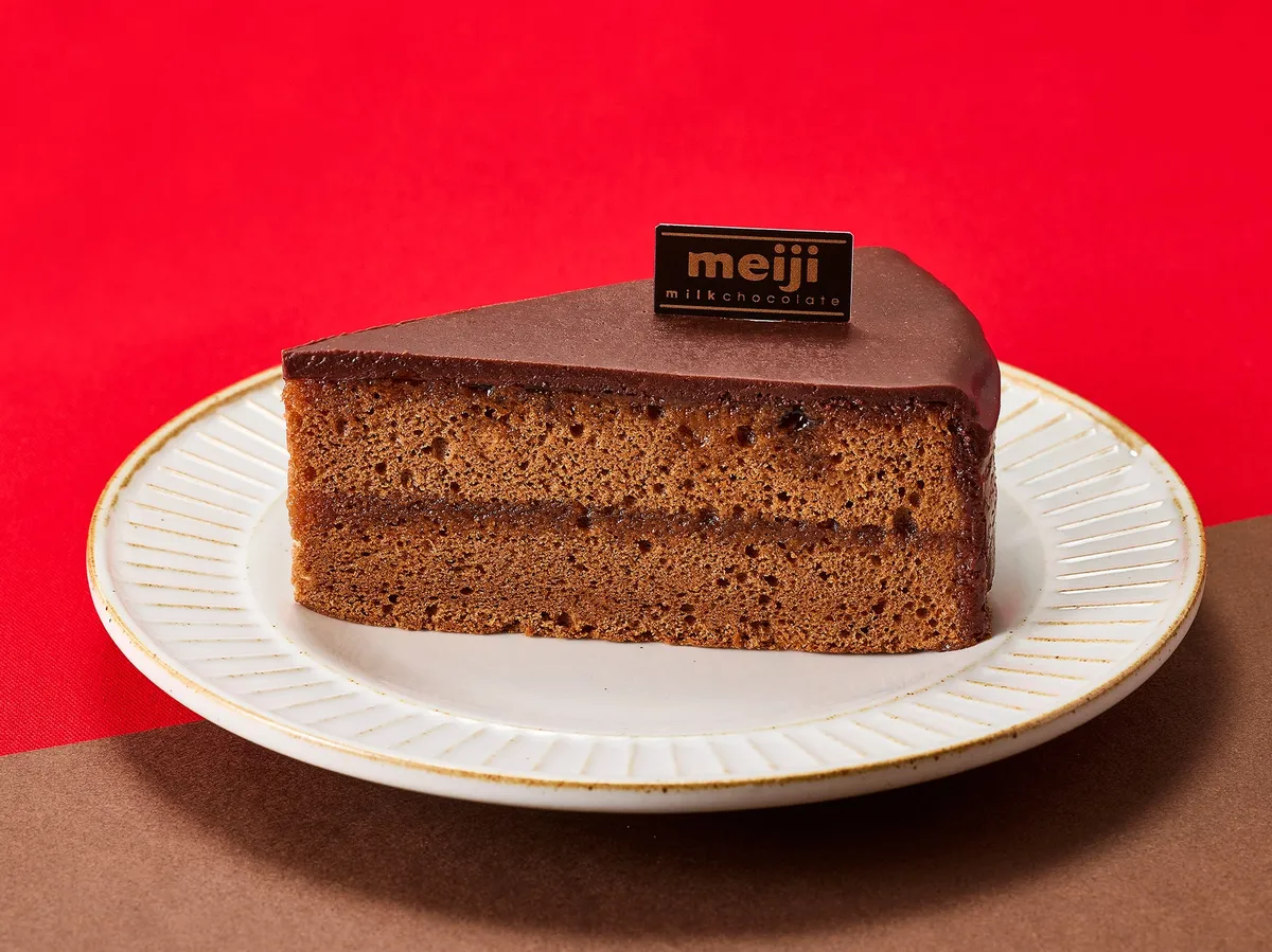 明治のチョコプレートが乗った濃厚なザッハトルテ