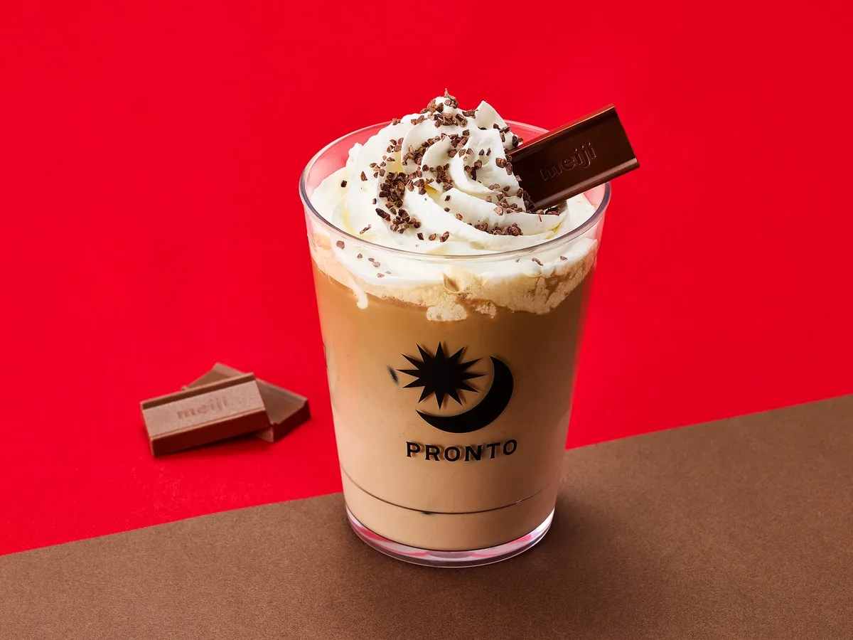 ホイップとチョコが贅沢に乗ったmeijiアイスチョコレートラテ