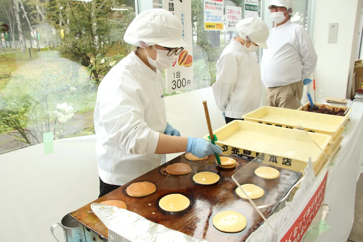 職人が目の前で焼き上げる熱々のどら焼き