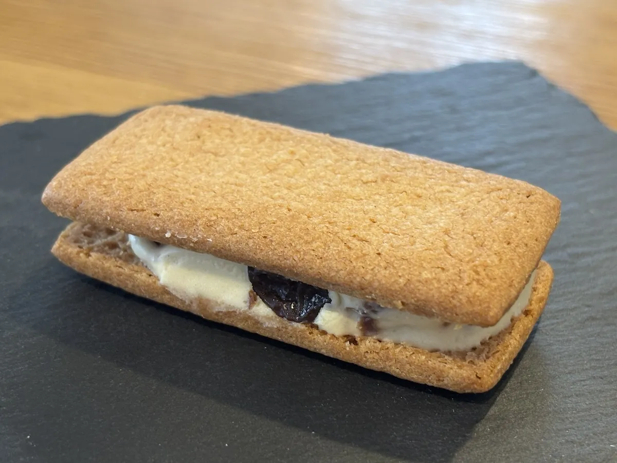 ビスケットにたっぷりのレーズンバタークリームが挟まれたマルセイバターサンド