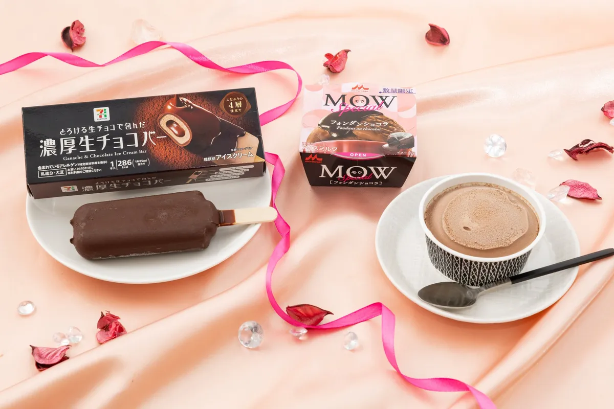 セブン限定の新作チョコ系アイス2種類。華やかなリボンと一緒に並べられた贅沢なスイーツセット