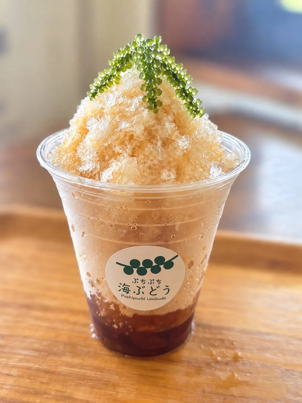 かき氷の上に宝石のような海ぶどうが贅沢にトッピングされた海ぶどう氷ぜんざい