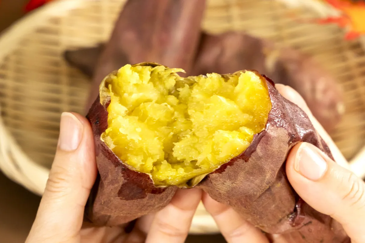 黄金色に輝く、ねっとりとした焼きいもの断面
