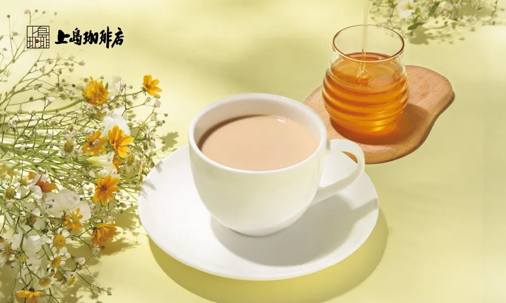 はちみつを添えたミルク珈琲と黄色い花