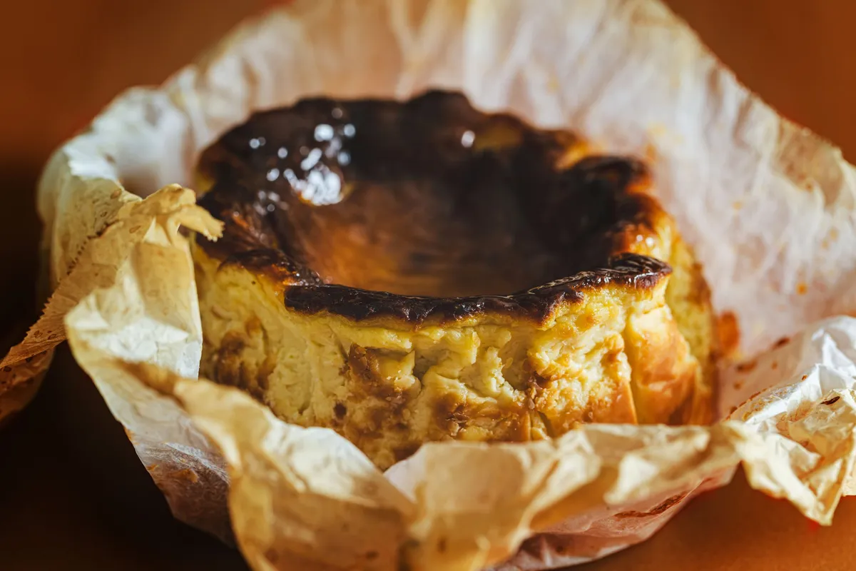 表面の焼き色が食欲をそそる濃厚バスクチーズケーキ