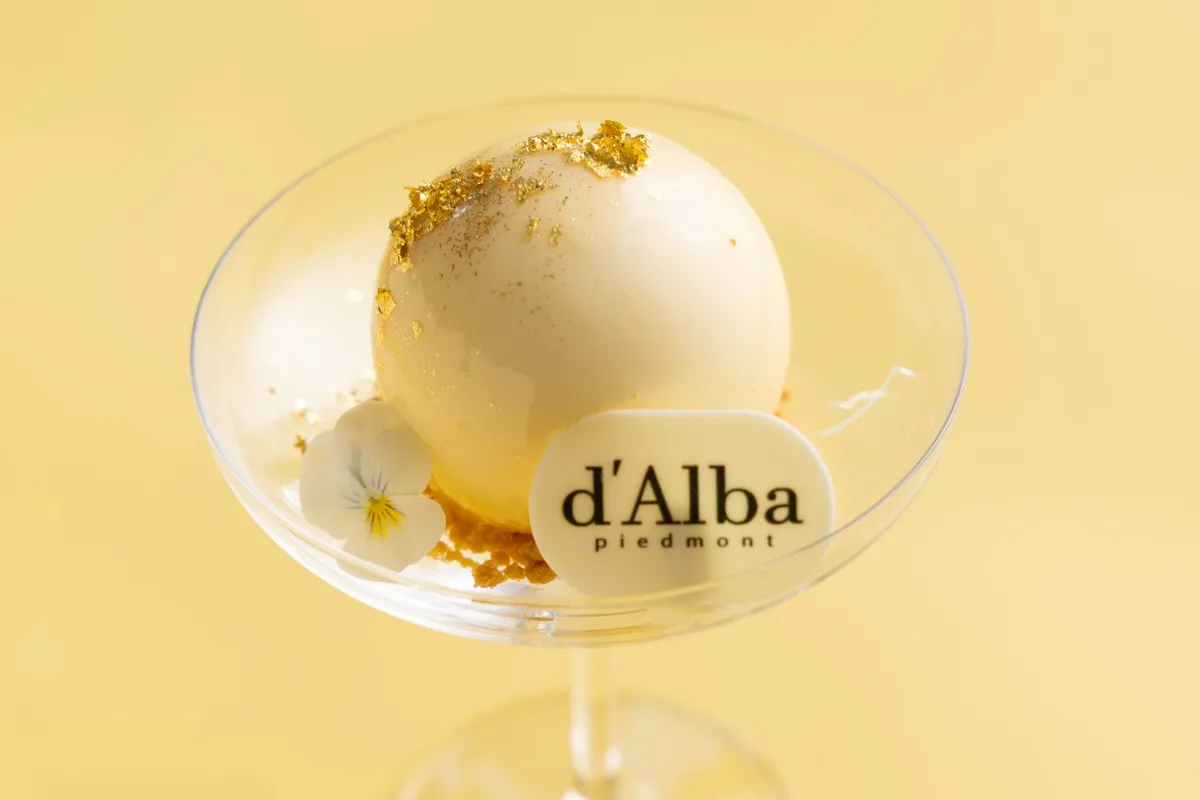 金箔があしらわれたホワイトトリュフとバニラムースの球体スイーツ