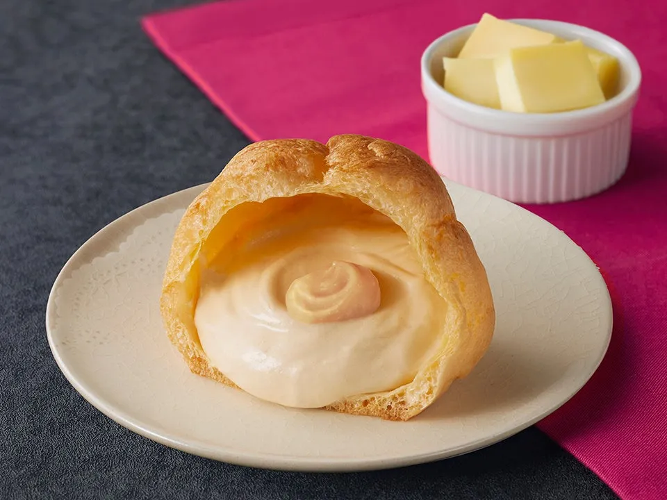 バタースカッチ風クリームが詰まったシュークリームの断面