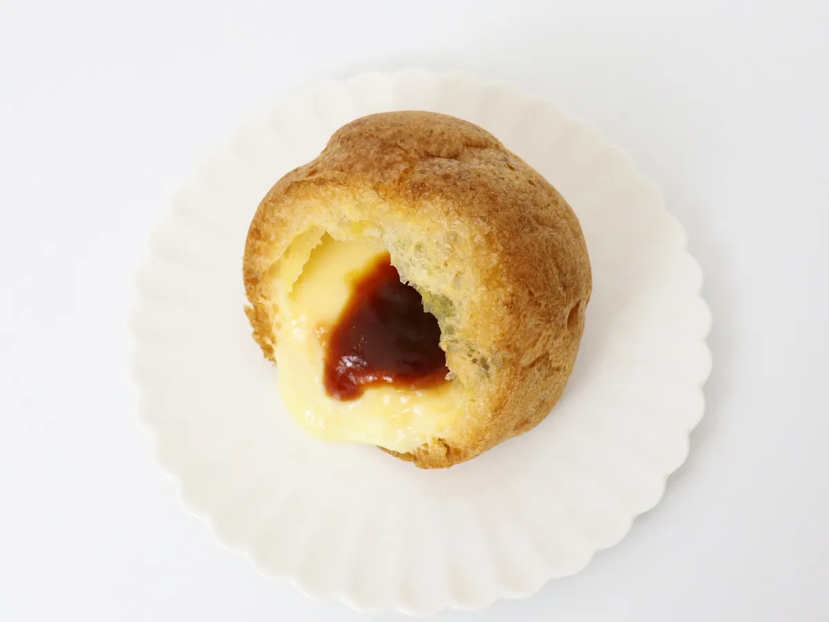 シュークリームの断面。プリンとカラメルソースが見える