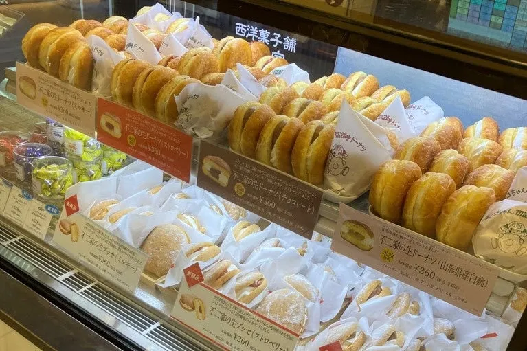 不二家洋菓子店のショーケースに並ぶ生ドーナツ