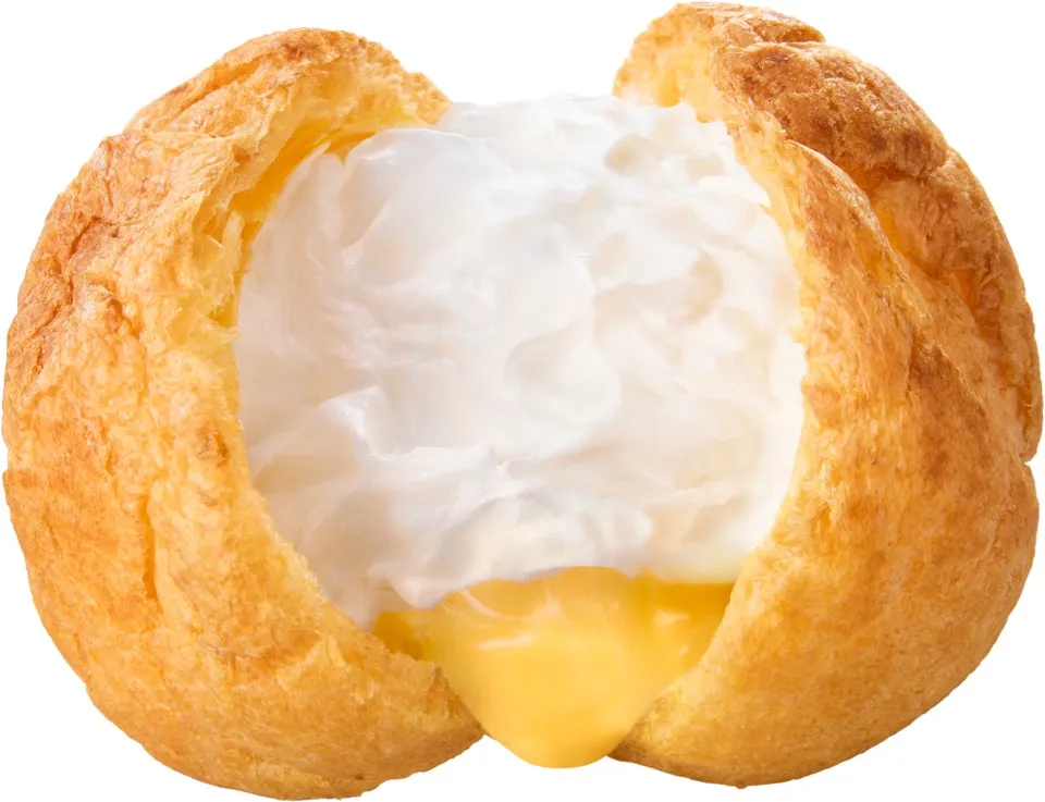 溢れ出すホイップクリームのシュークリーム
