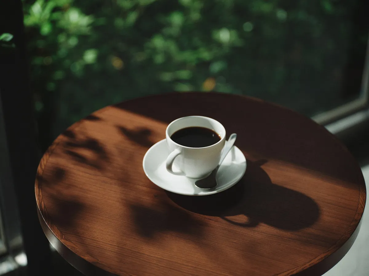 ネルドリップで丁寧に抽出されるコーヒー