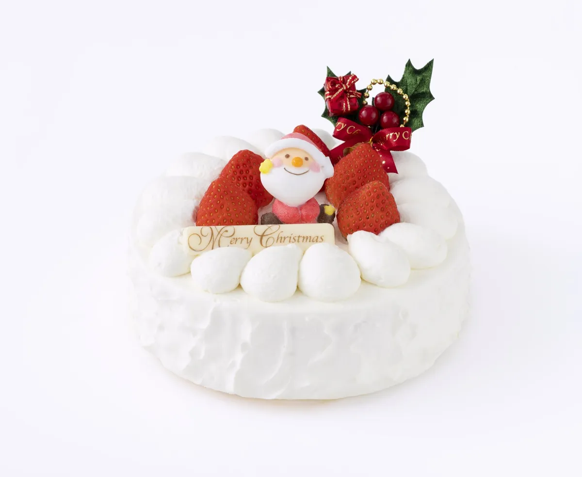 華やかに苺が飾られたデコレーションケーキ